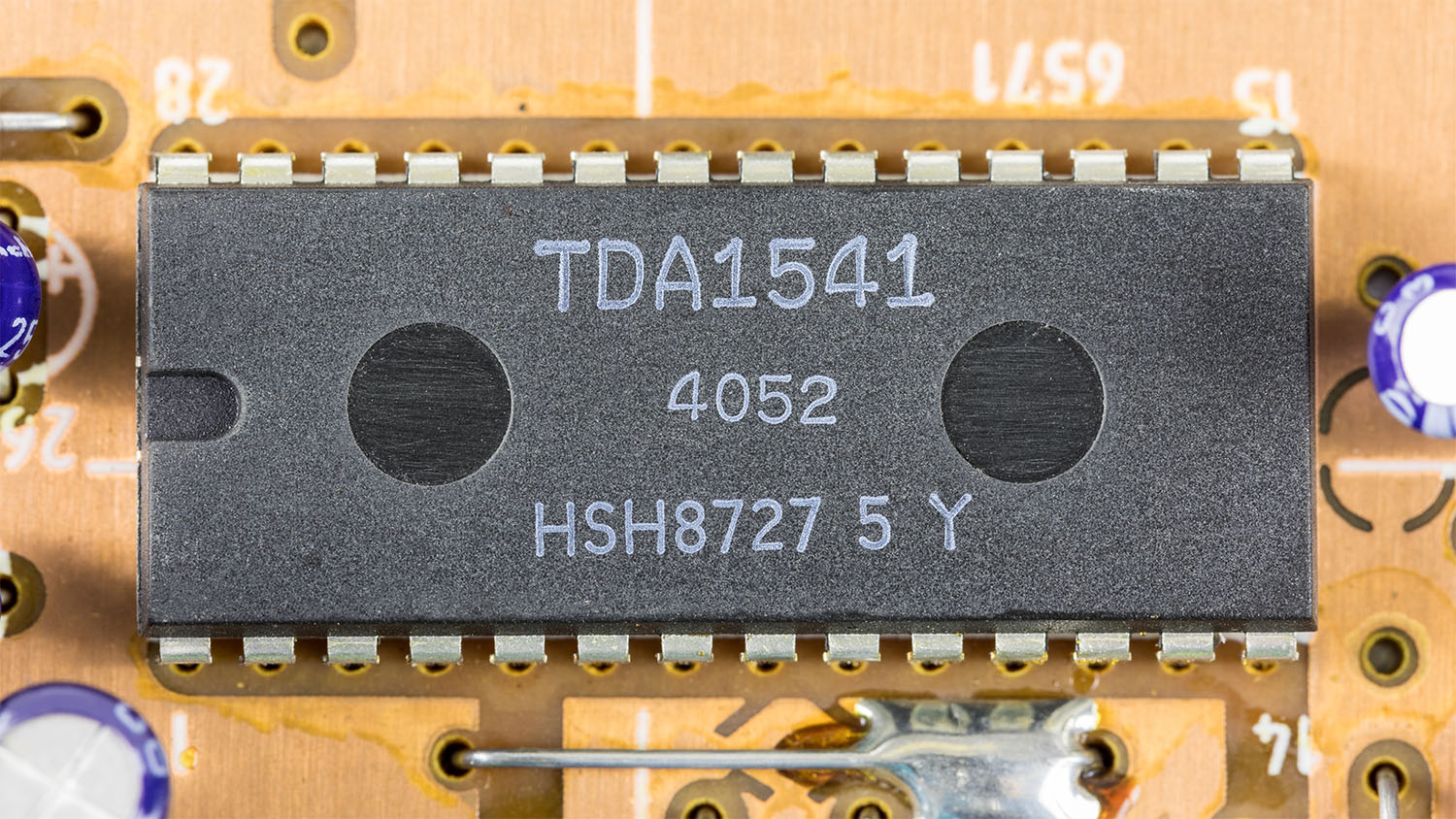 Philips TDA 1541: bipolar dual 16-bit DAC