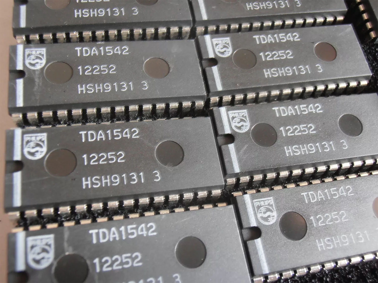 Philips TDA1542: bipolar dual analog output IC