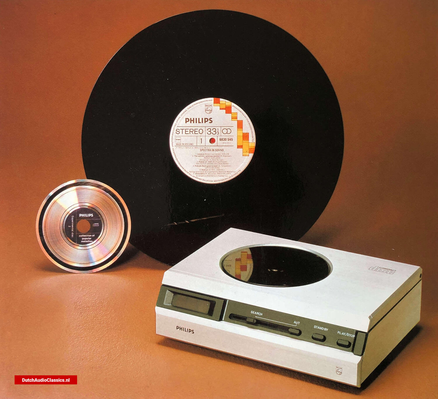 Звуковой компакт. Филипс компакт диск 1979. Филипс компакт диск 80х. Первый компакт диск Philips 1981. Первый проигрыватель компакт дисков Филипс.