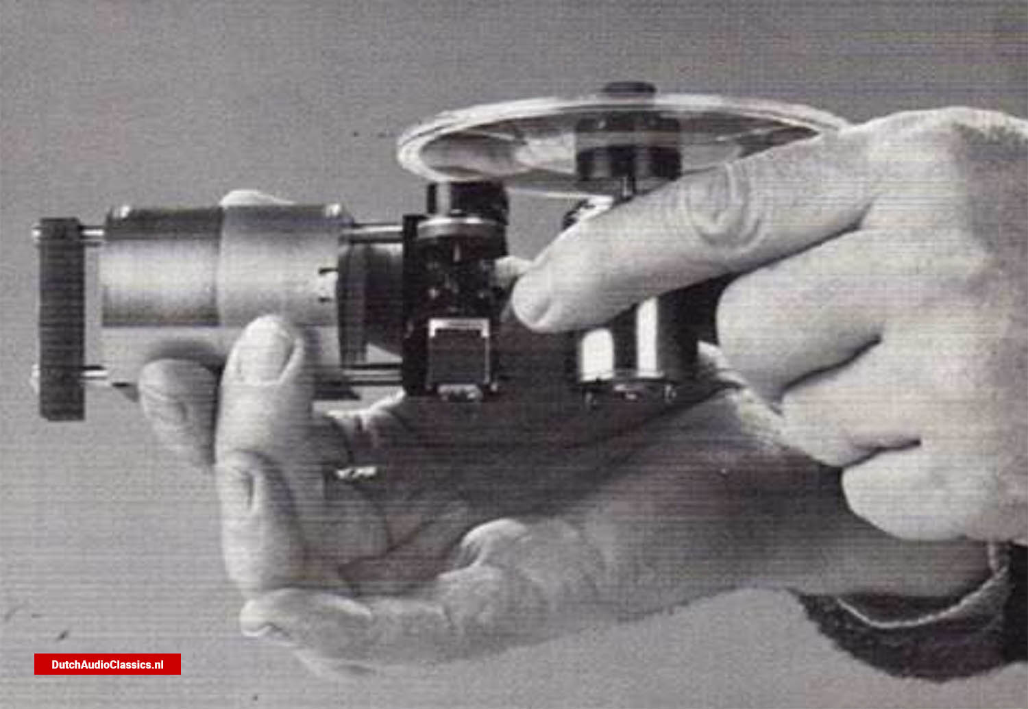 Mechanics of a small recorder with a 10-cm disk.